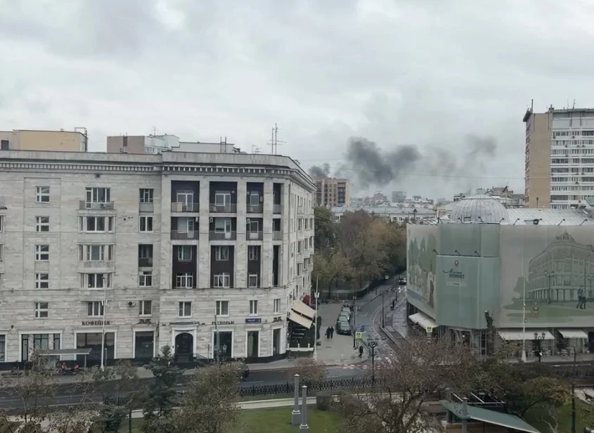 🔥 На крыше здания у метро «Баррикадная» произошел пожар