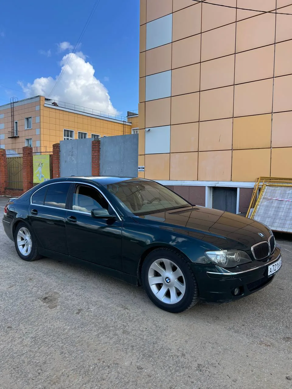 BMW 7 
2003 год 4.4 бензин
 
Богатая комплектация обдувы и подогревы, массаж, доводчики и т.д
Пробег
