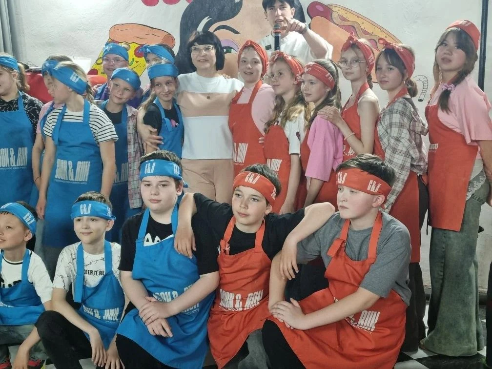 Весело и ярко завершили начальную школу обучающиеся 4А класса!  Наши школьники вместе с родителями и