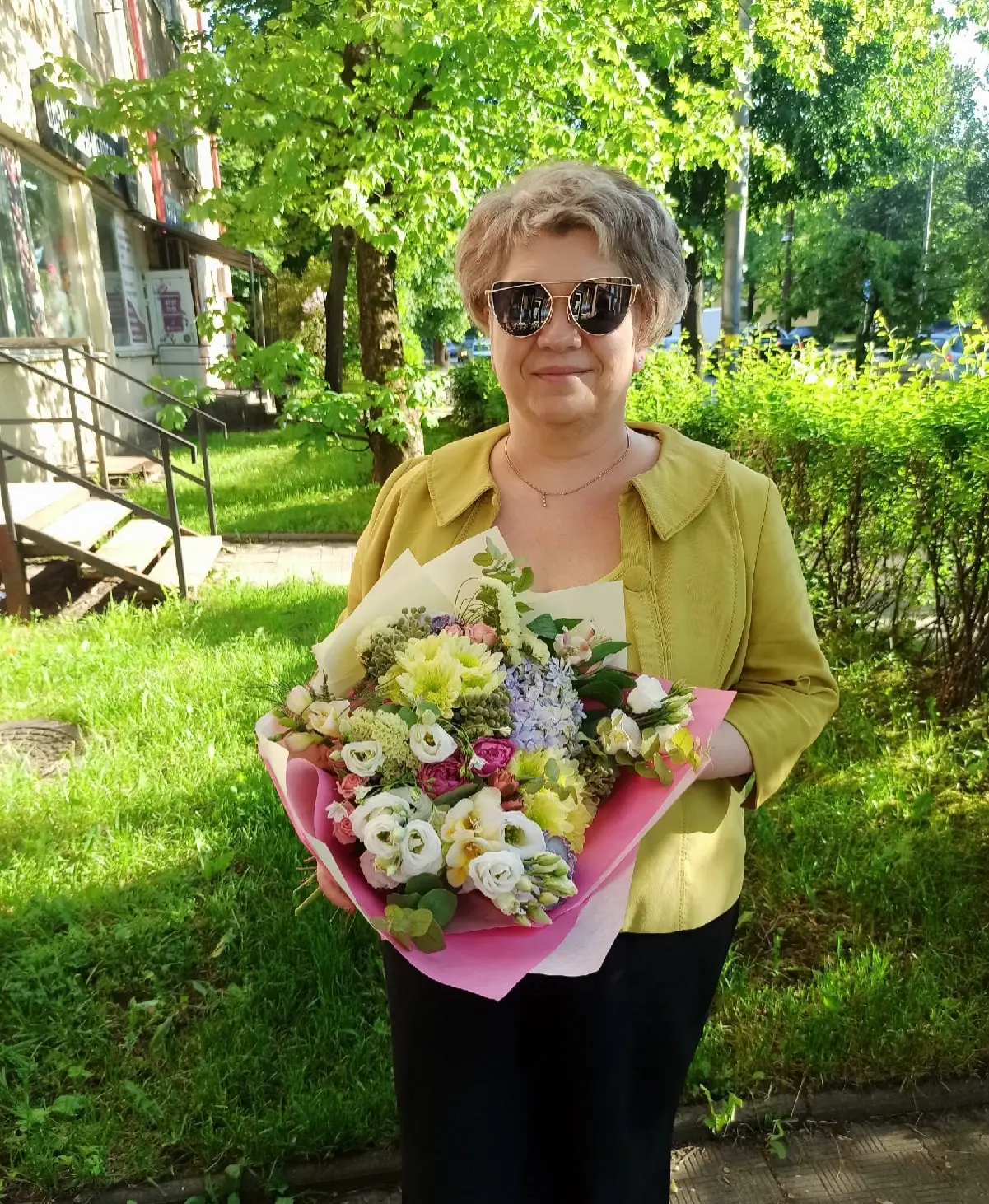 Уважаемая Оксана Николаевна!

Поздравляем Вас с двойным праздником: с Вашим Днем рождения и Днём Рос