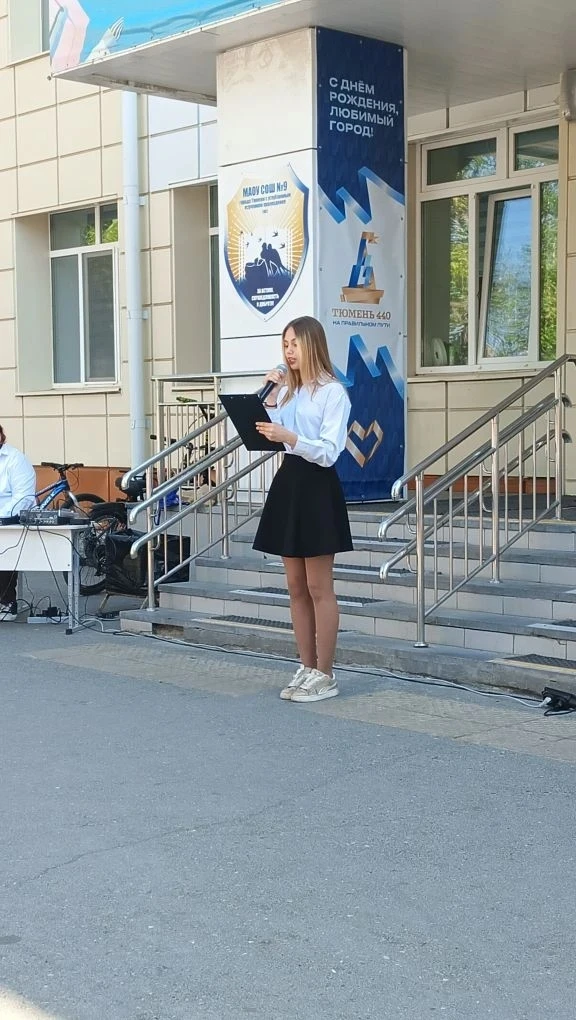 Флаг, гимн и первый выпускной: как прошло утро понедельника  Сегодня в школе прошла еженедельная цер