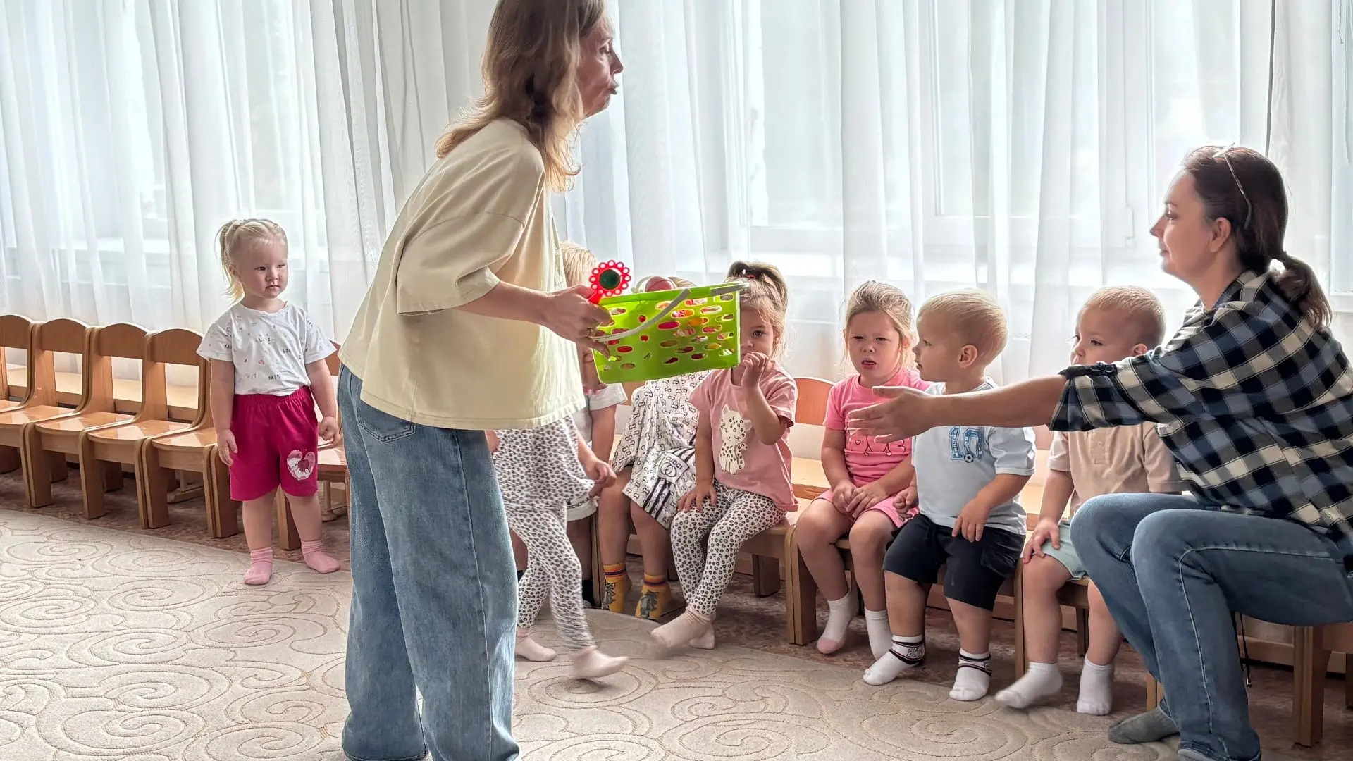 Музыкальные занятия для малышей 2–3 лет в нашем детском саду — это весёлые песенки, рит...