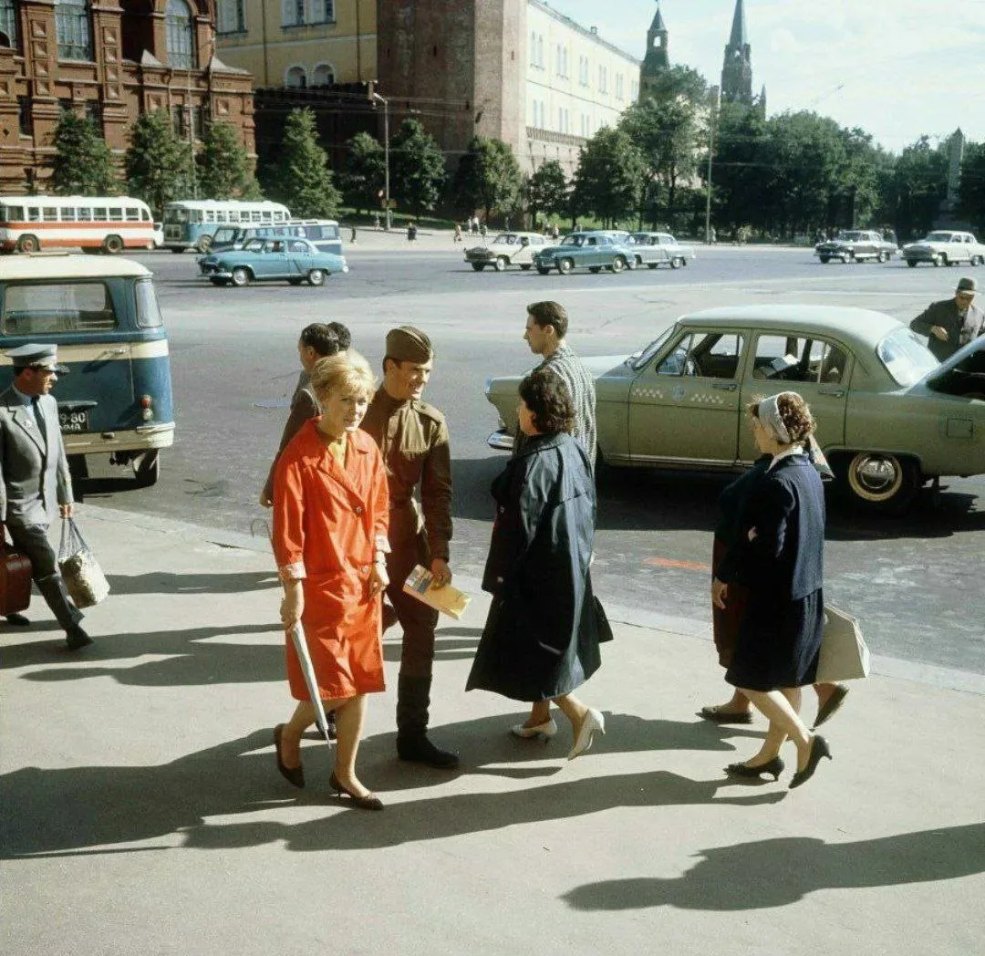 🌇 В 1965 году Манежная площадь в Москве выглядела иначе

Большое, пустое асфальтовое пространство. 