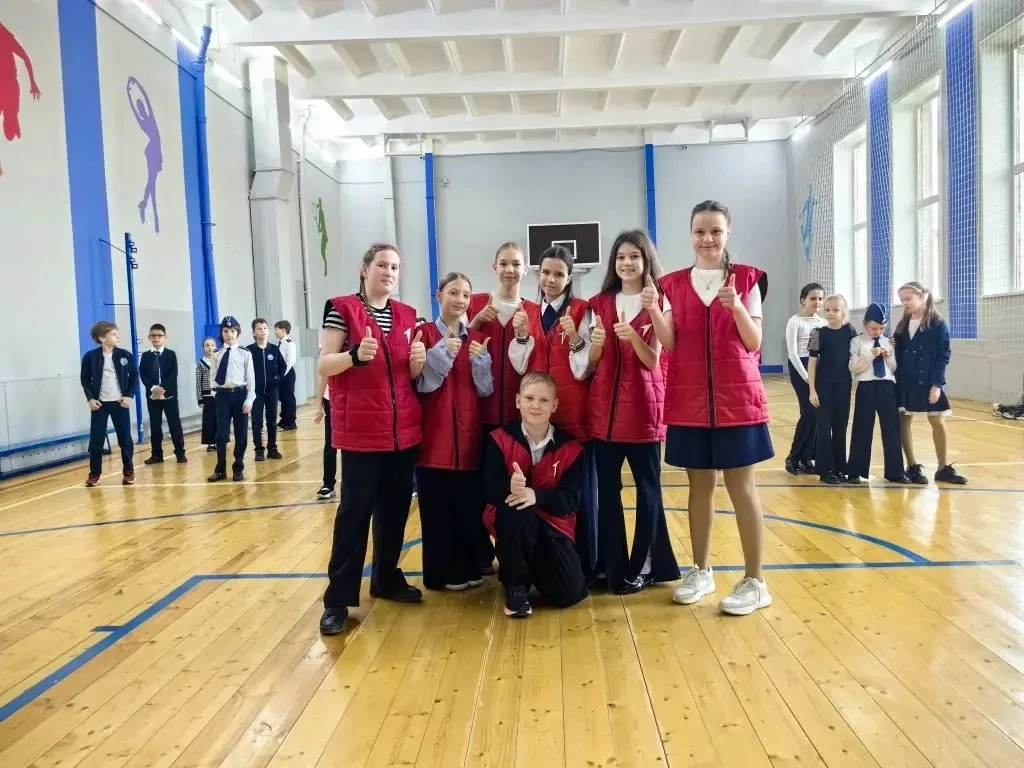 🏆 ЗАРЯДКА С ЧЕМПИОНАМИ: Энергия первых дней! 💪   Сегодня наша традиционная утренняя зарядка в гимназ