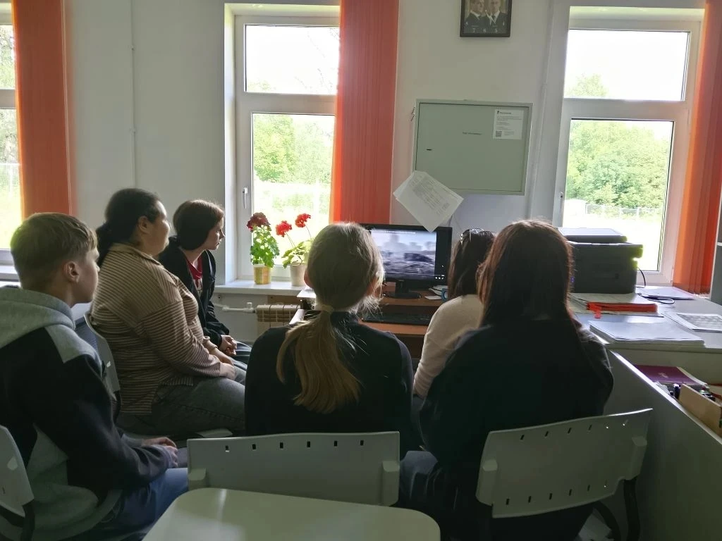 Новый день в лагере труда и отдыха начался с серьезной и важной темы — правил дорожного...