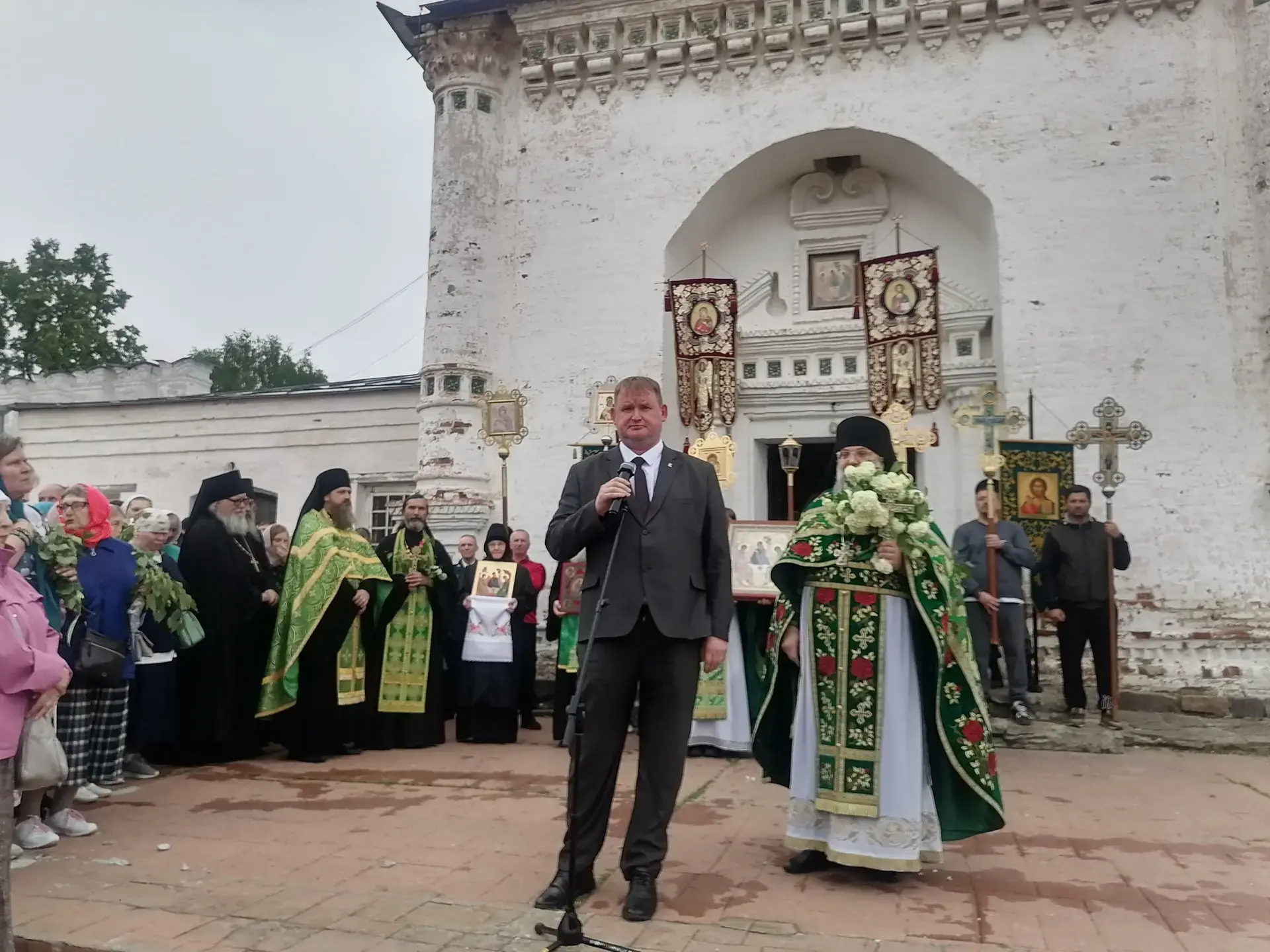 В Верхотурье прошёл фестиваль «Троицкие гулянья». В Свято-Троицком соборе, украшенном з...