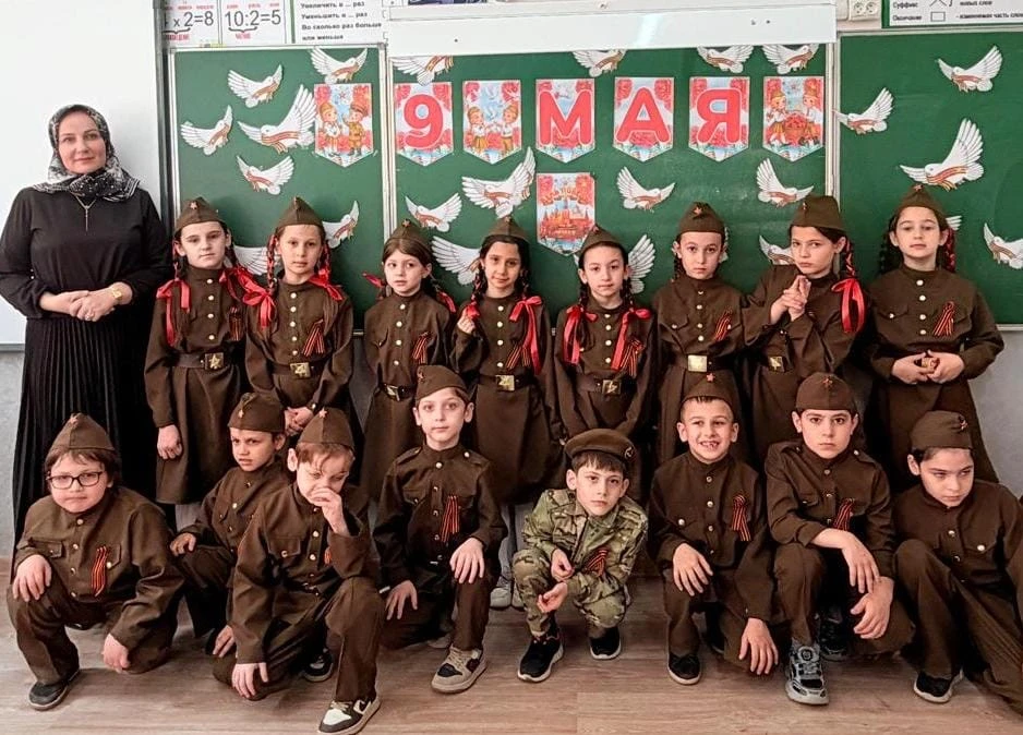 🇷🇺 Память живёт в сердцах самых юных  В преддверии великого Дня Победы первоклассники вместе со свои