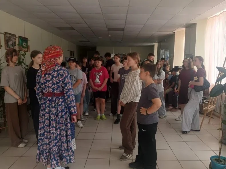 👋 И вновь в Крестинском Доме культуры многолюдно. На этот раз гостями стали дети из лагеря имени И.