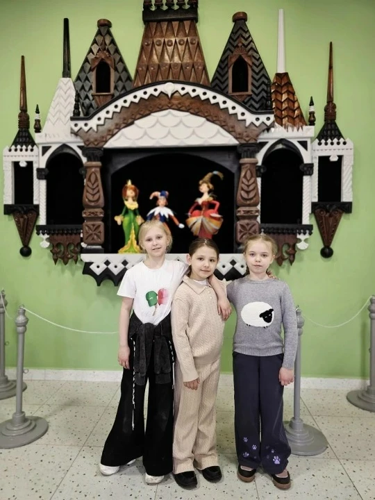 🌟 Экскурсия в театр юного зрителя! 🎭  Ученики 1а посетили театр юного зрителя, где смогли увидеть, к