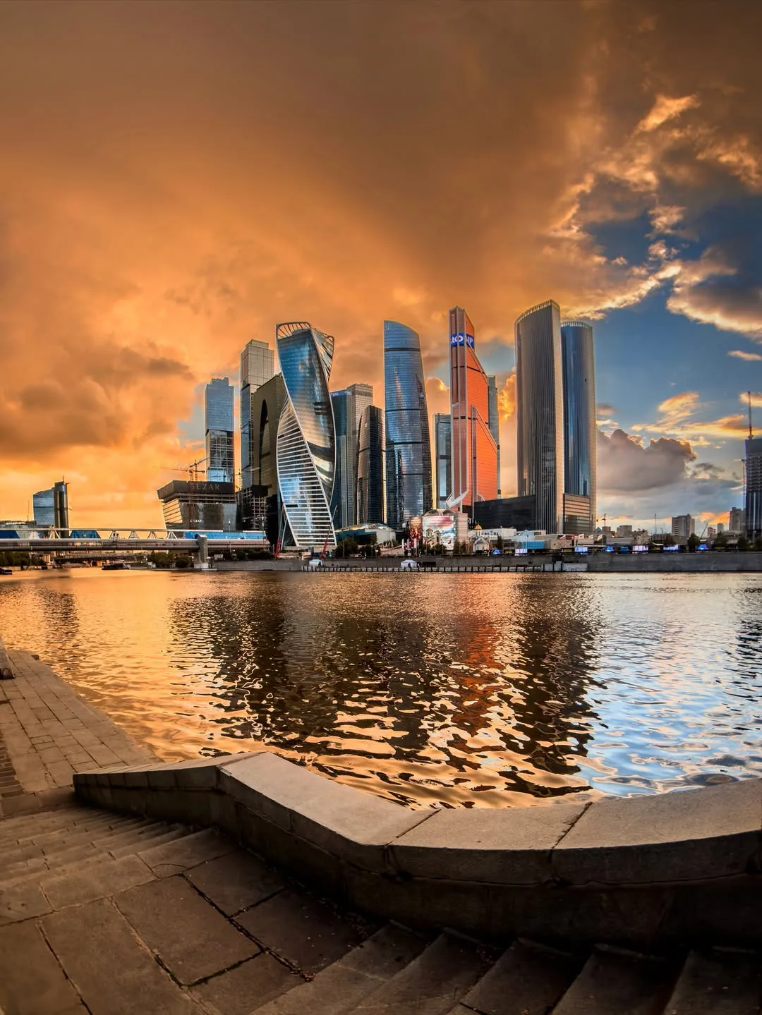 🌆 Вид на Сити в волшебном свете.

Фото: andrey_moshkarov_ph