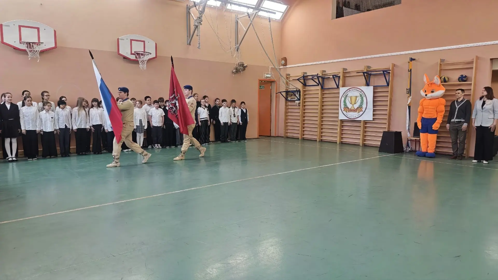 🇷🇺 Утро понедельника начинается с важного! ✨ Новая учебная неделя в нашей школе стартовала традицион