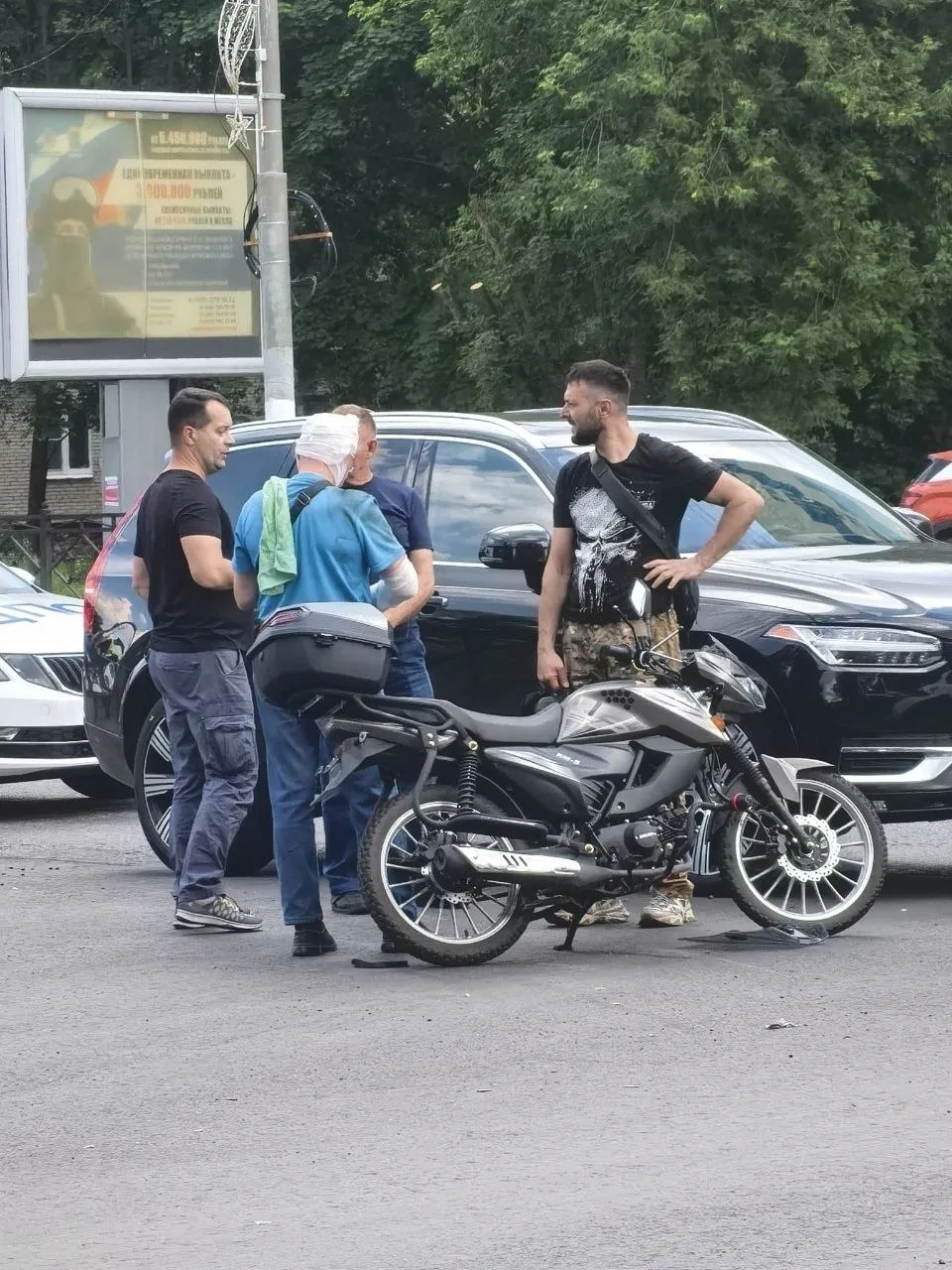 Кирова 5 ДТП с мотоциклом. Пострадавшему оказана первая помощь на месте.