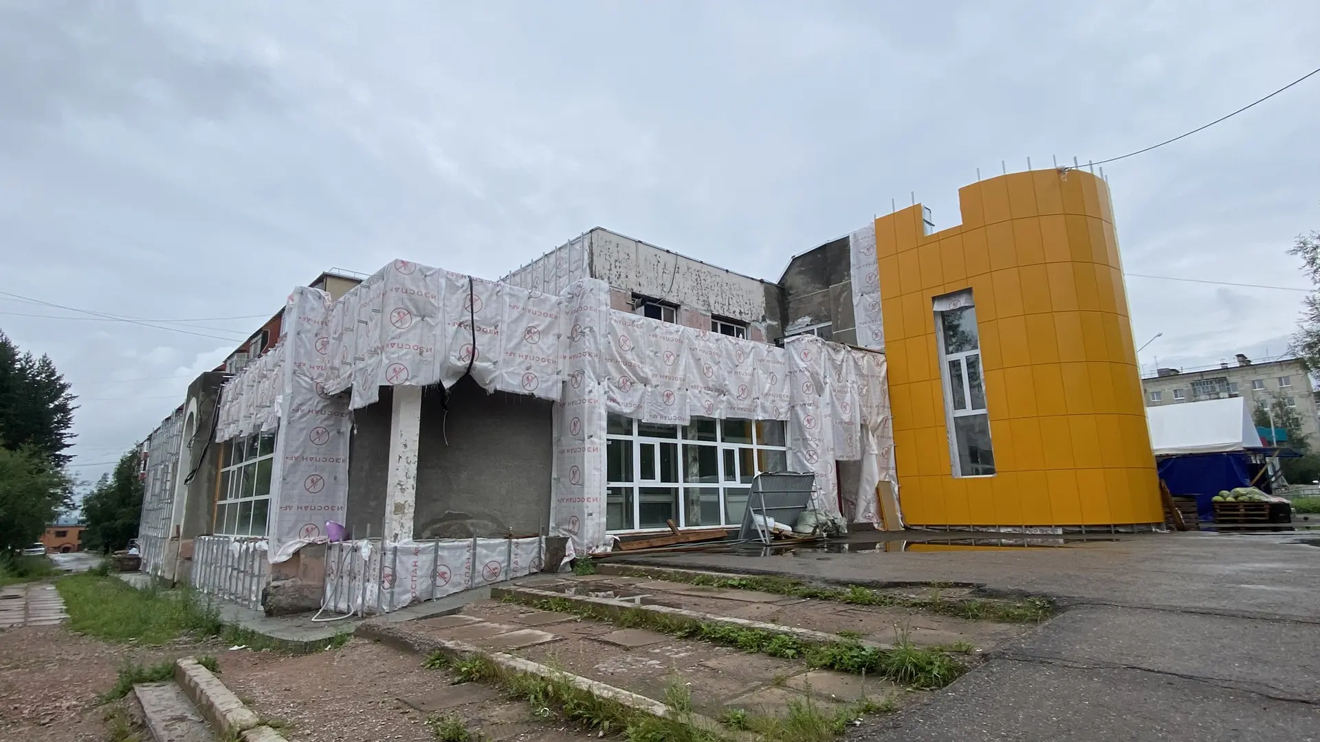 А территорию около магазина в таком виде наверно и оставят?  Убито все вокруг