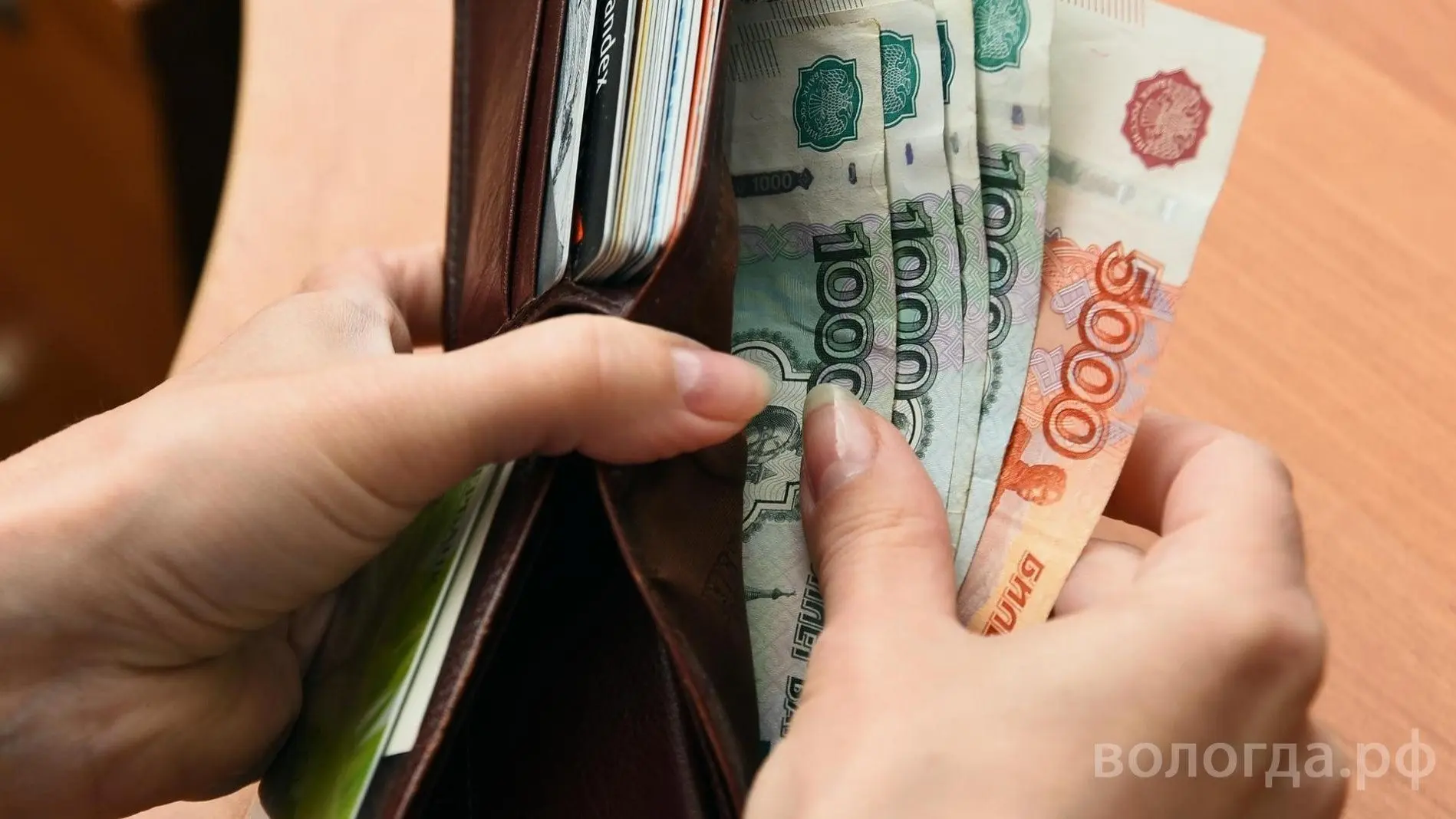 Почти 400 молодых семей Вологодчины уже получили единовременную выплату в размере 300 тысяч рублей

