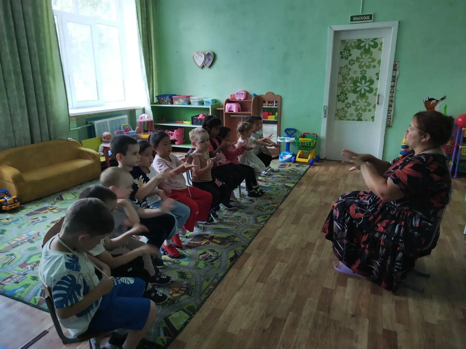 Пальчиковая гимнастика "Семья" и "Рыбки в озере купались".
Главная цель пальчиковых игр – переключен