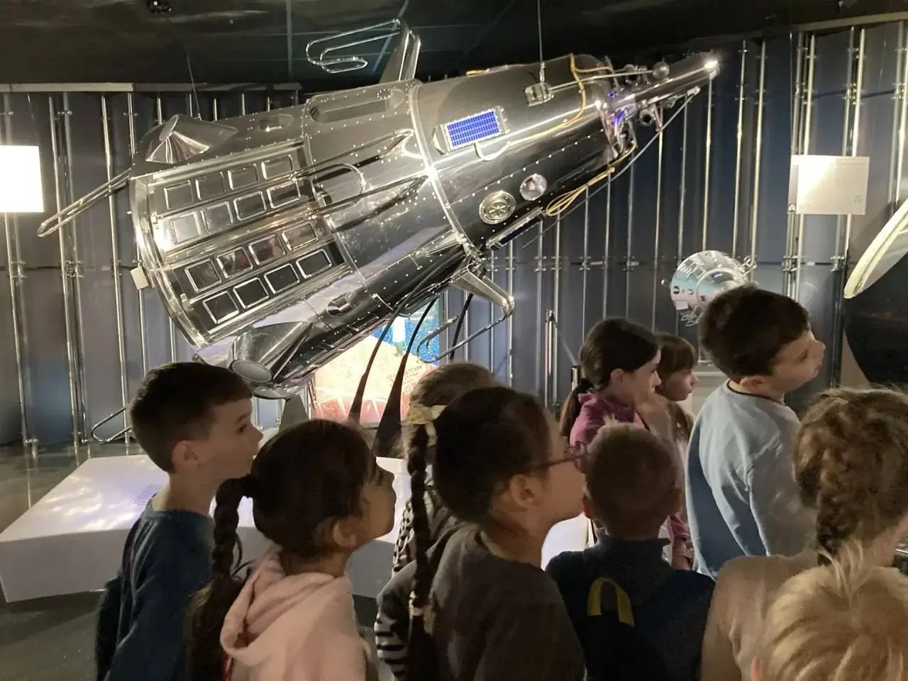 🛰️ МУЗЕЙ КОСМОНАВТИКИ   Ученики 2-Г класса побывали на обзорной экскурсии в Музее Космонавтики.  Мер