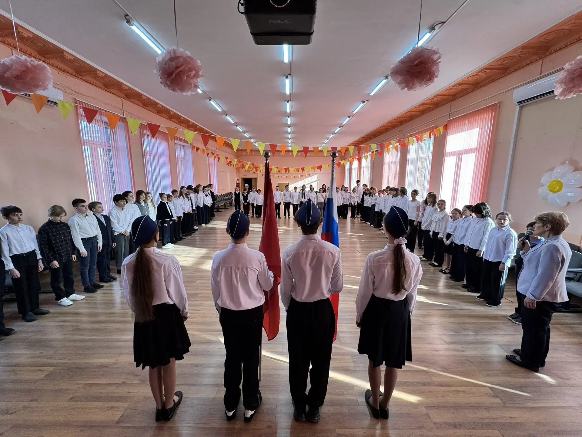🇷🇺 Равнение на флаг!  По традиции новая учебная неделя в нашей школе началась с торжественных линеек