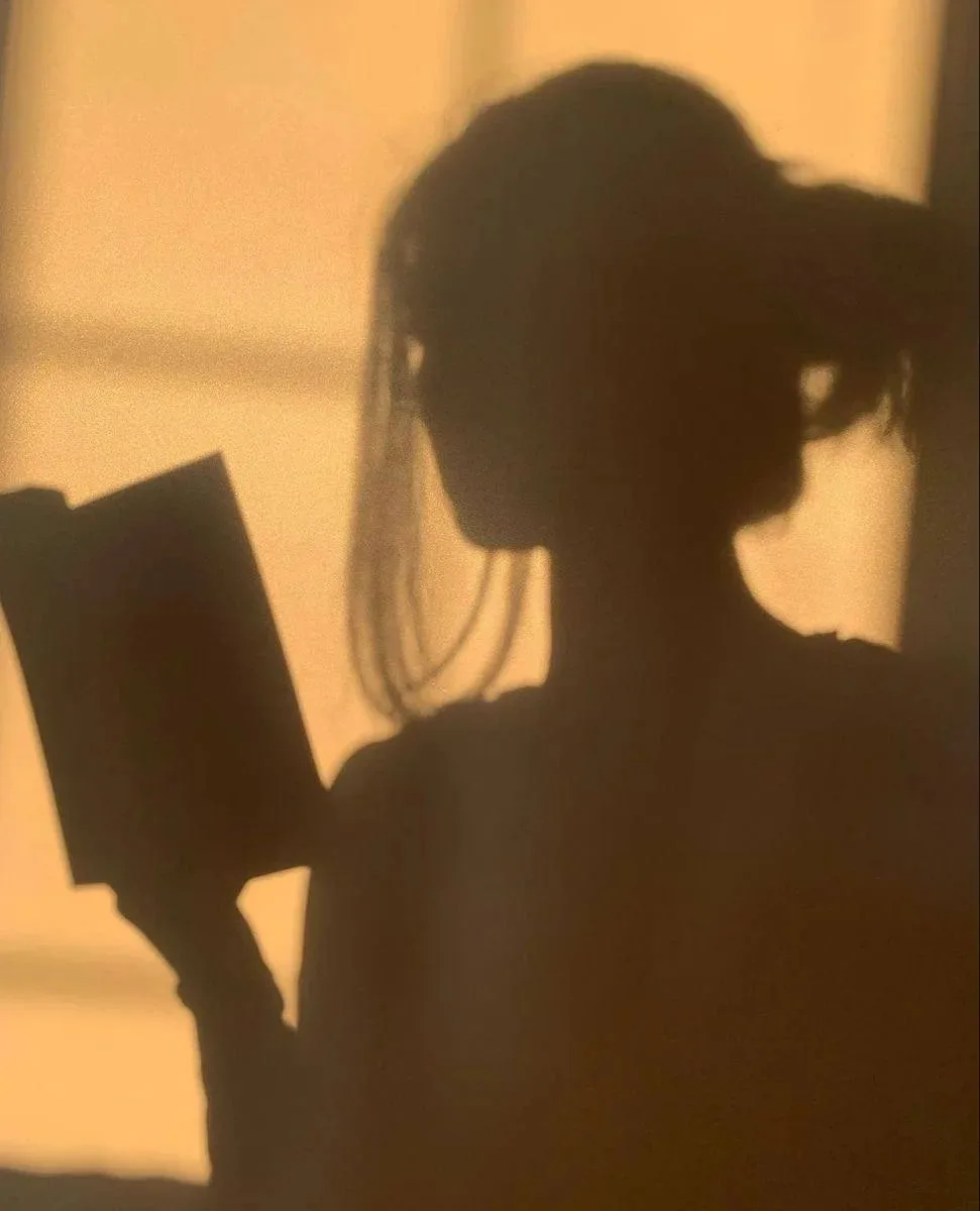 Сегодня так!

Жила-была девочка.
Однажды она купила книгу «Как общаться с дураками». 

Пропустила пр