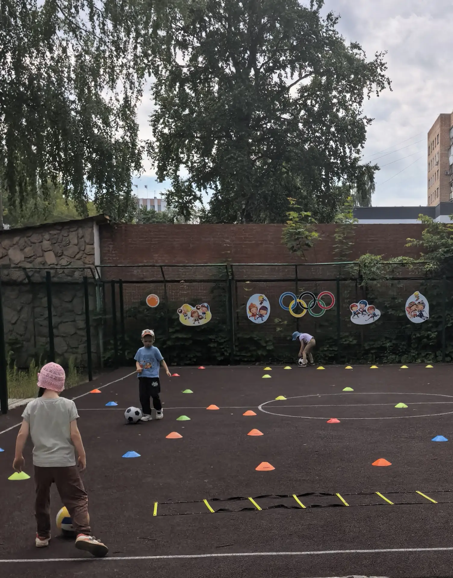 🌞  Активные летние дни! 🏃‍♂️🏀

Дорогие родители! Наши дети летом не просто сидят на скамейках и и