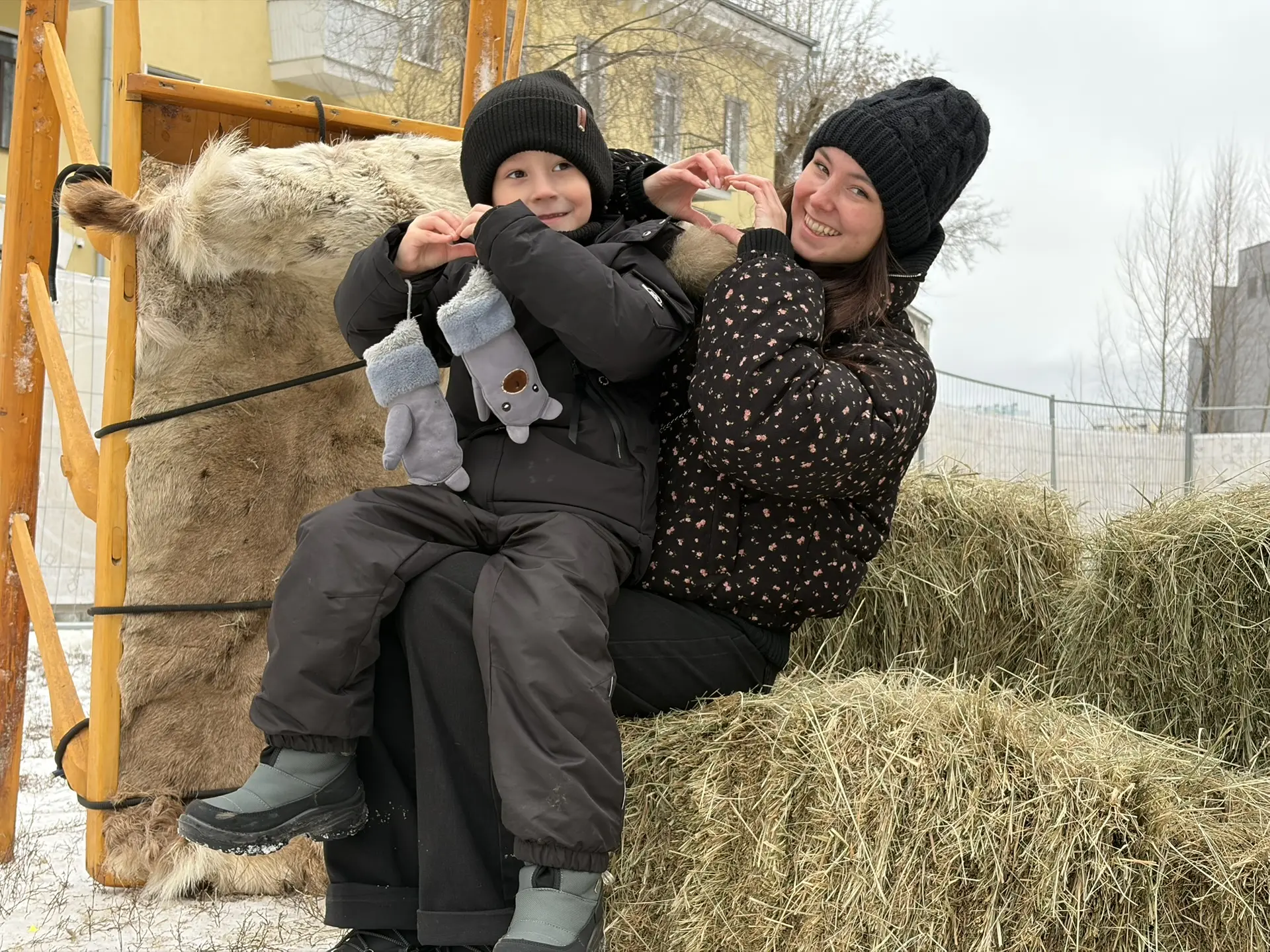 Ходили вот на оленей посмотреть. Кстати очень милые животные.
Диман вообще бегал вижял от радости, х