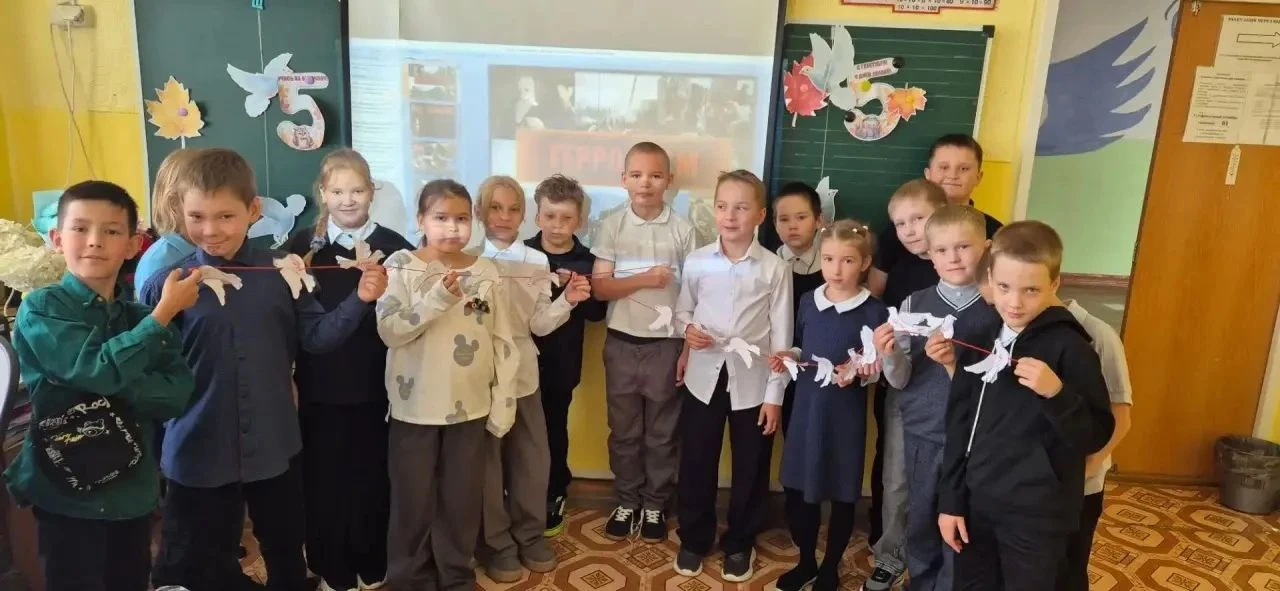 Журавлики памяти🕯️: наша школа присоединилась к Международному дню жертв фашизма
