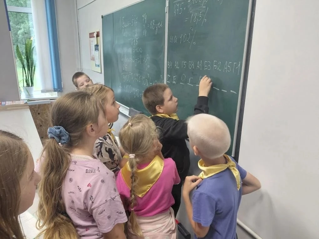 Вот и началась третья неделя нашего лагеря!
"Лучики" завершили творческую работу - алмазную мозаику 