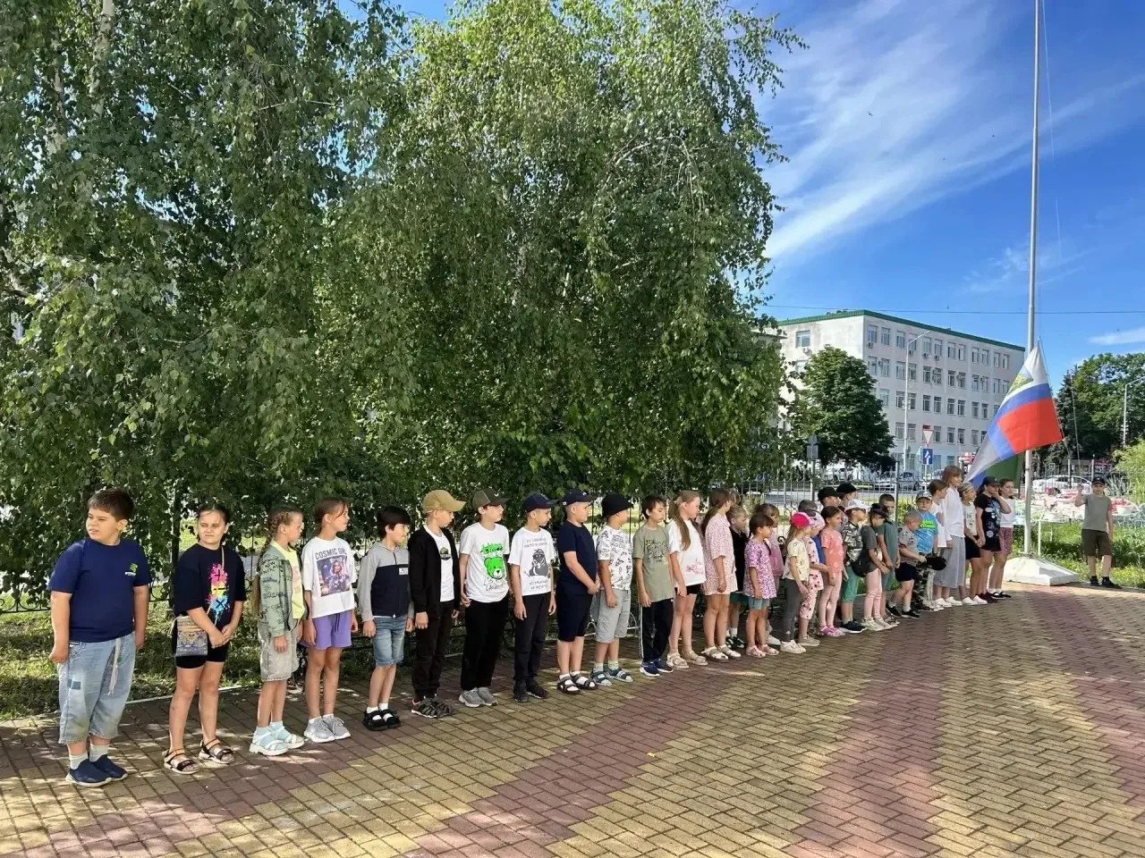 В школьном лагере по доброй традиции неделя началась с поднятия флага. Этот ритуал зада...