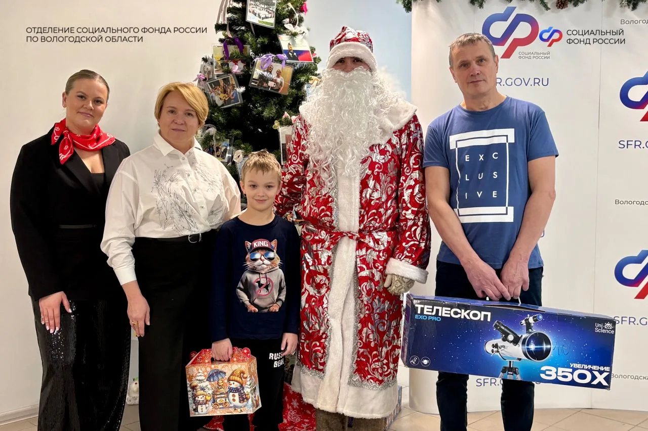 🎄Управляющий Отделением СФР по Вологодской области Галина Королева поздравила вологодскую семью в ра