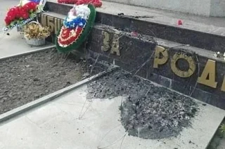 В Прохладном возбудили дело после осквернения мемориала
В Прохладном неизвестные сожгли венки у Вечн
