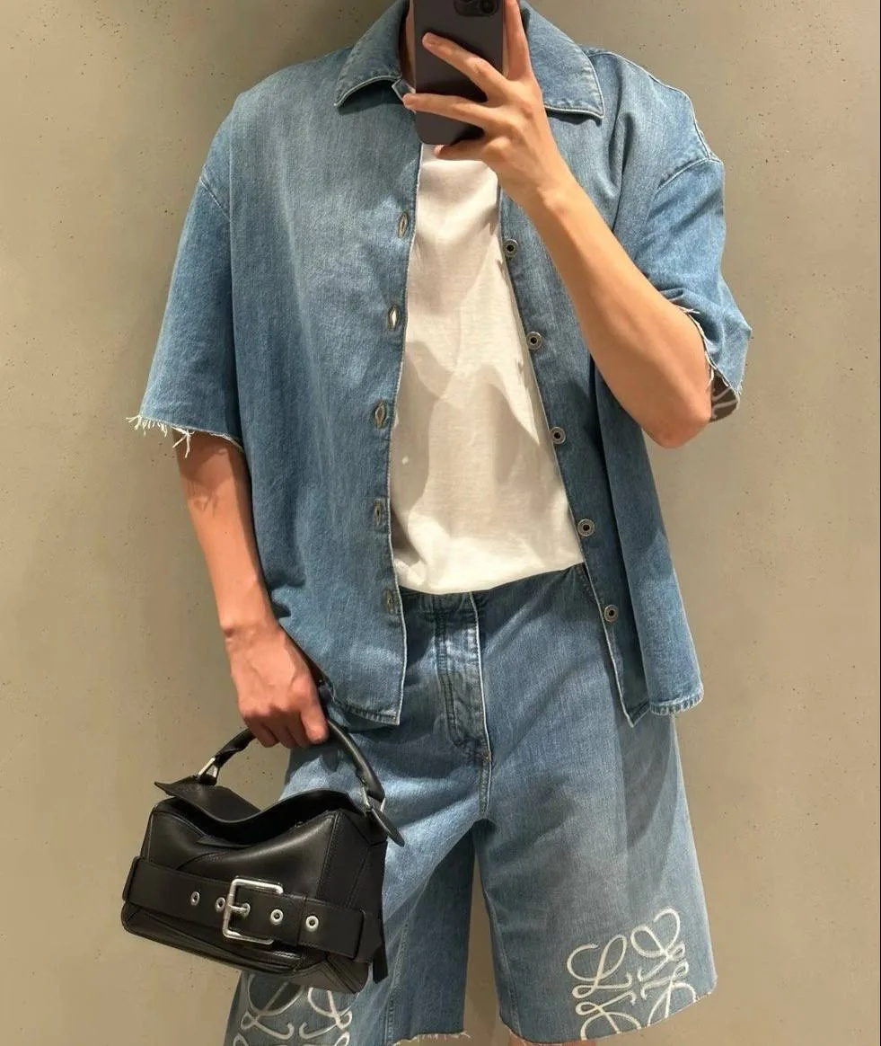 Эта рубашка из коллекции LOEWE  отражает беззаботный стиль жизни. Сделанная из хлопкового денима, да