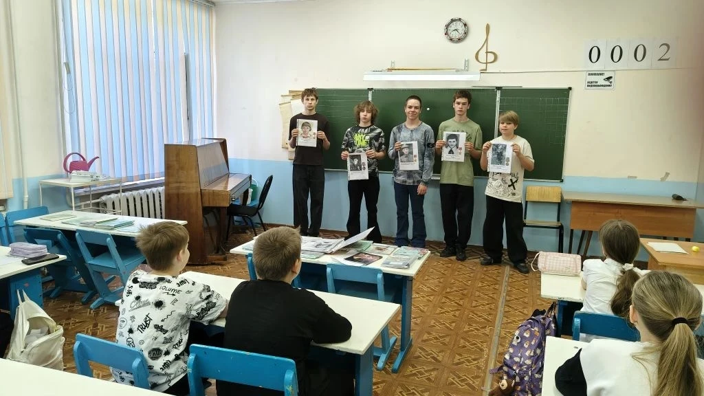 Учащиеся 7А класса провели акцию знакомства младших школьников с Пионерами - героями Ве...