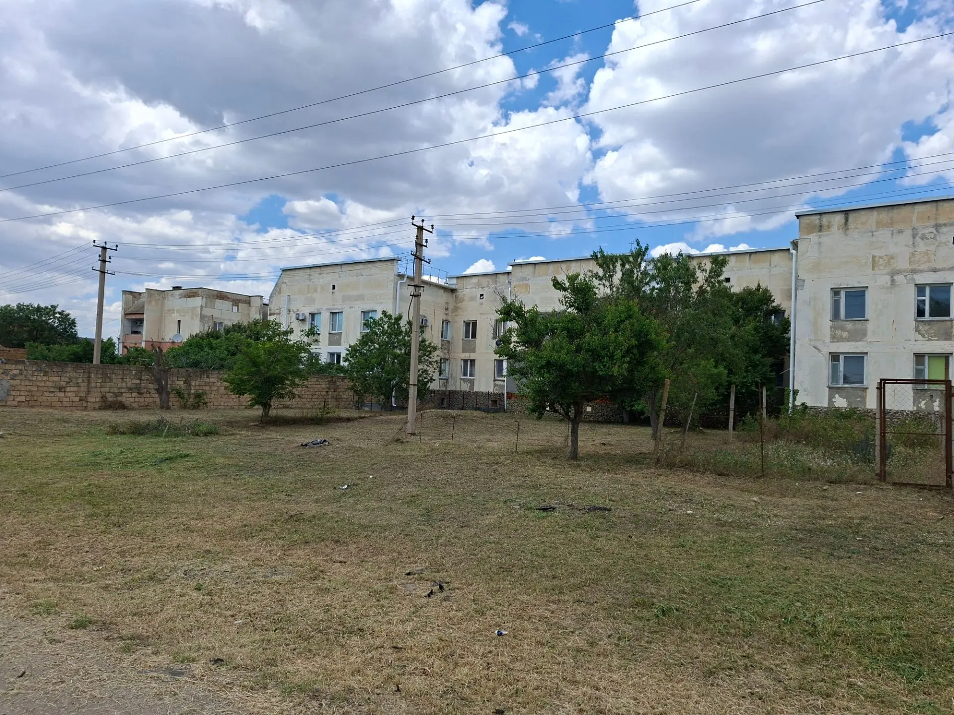 Произведен 2й покос растительности на территории МКД с. Суворовское, ул. Степная д.13 и д.14