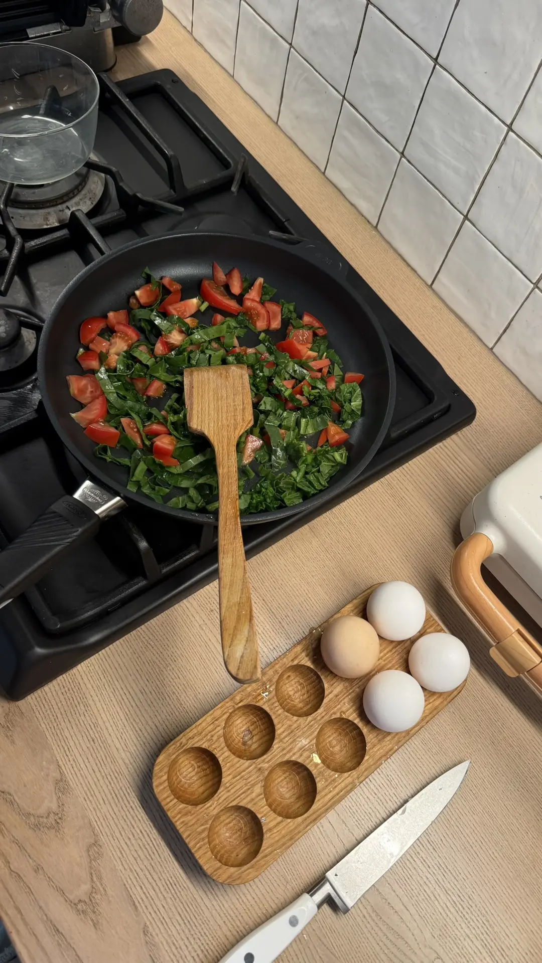 Сегодня на завтрак готовила 🧑‍🍳

Шакшуку со шпинатом и томатами 🍳

Ингредиенты (на 2 порции)

Шпи