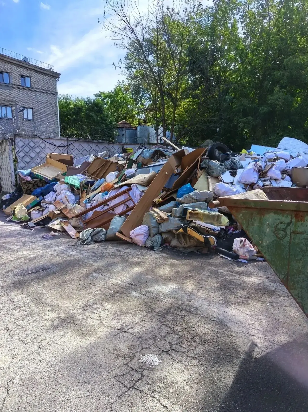❓Знаете, что действительно пугает? Когда выходишь из подъезда и первое, что видишь — эт...