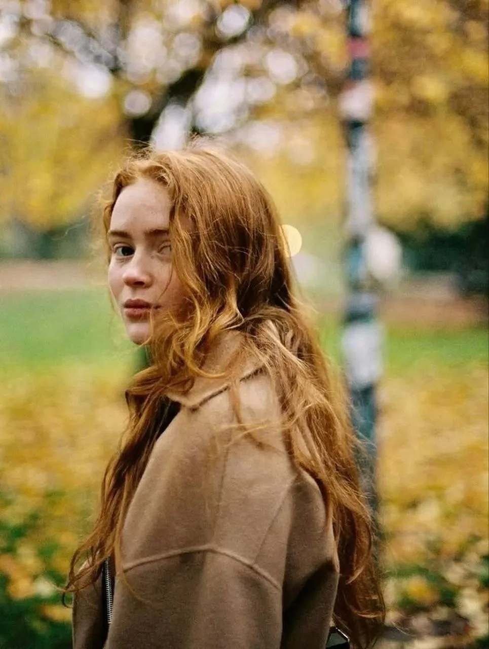 😍🍂 Сэди Синк желает всем отличных осенних будней