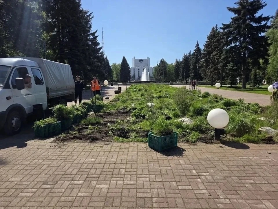 В Челябинске рабочие занимаются обновлением цветников на площади Революции. Сотрудники МКУ «Горзелен