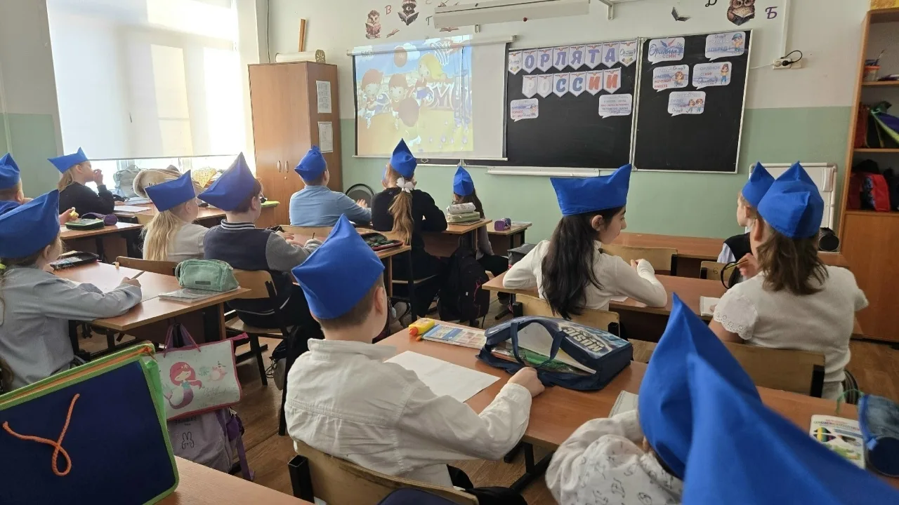 🌟 17 февраля в 3 «В» классе прошло увлекательное занятие «Орлёнок — Спортсмен»! 🌟 🏋️‍♂️ В этот день 