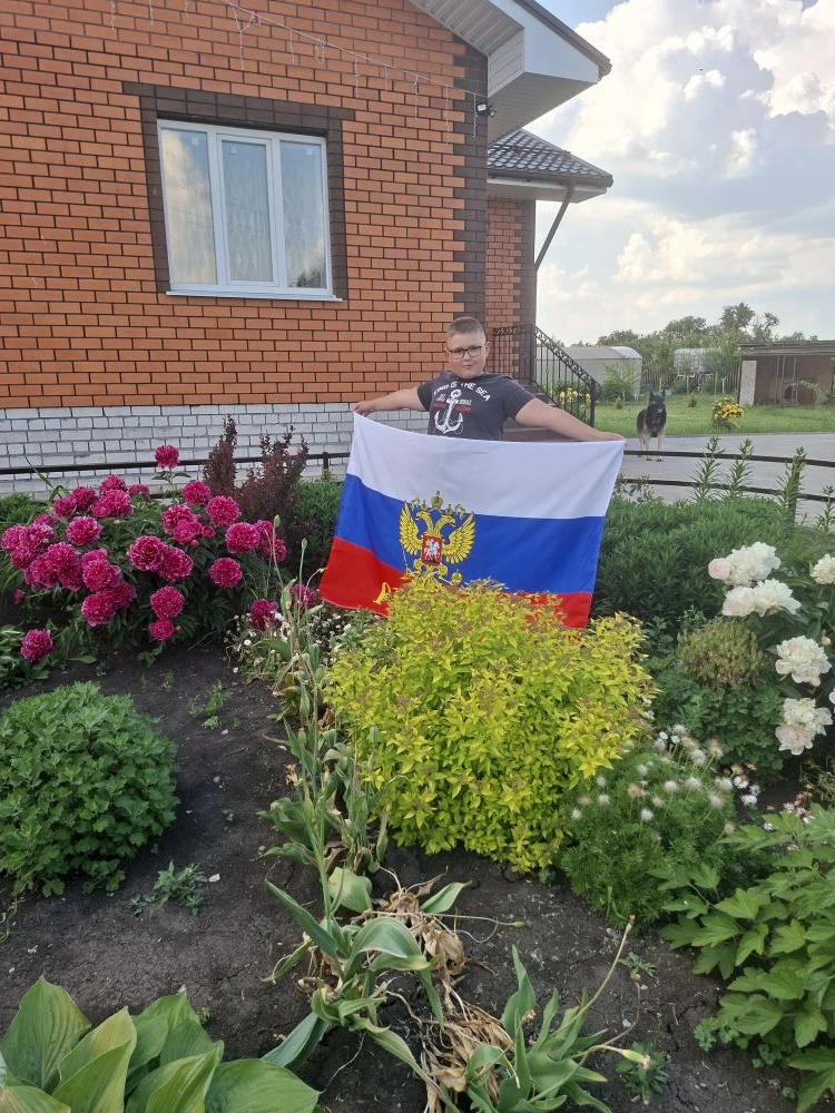📢Ученик 3А класса Мешков Матвей принял участие во Всероссийской акции «Флаг во дворах»...