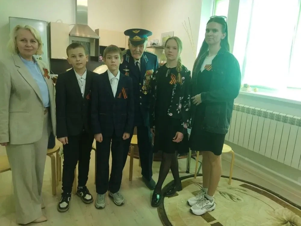 🇷🇺 В преддверии дня Великой Победы ребята из нашей школы поздравляют ветеранов.