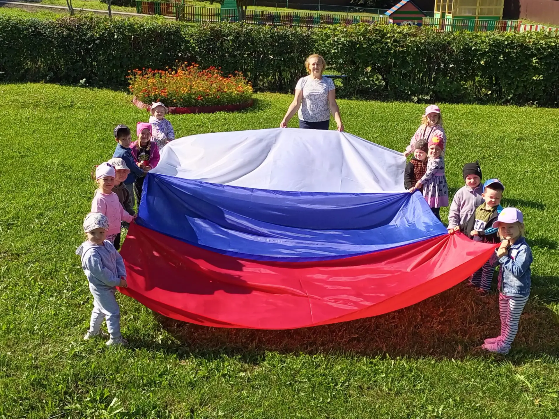 🇷🇺 В рамках "Дня Государственного флага Российской Федерации" воспитанники нашего ДОУ...