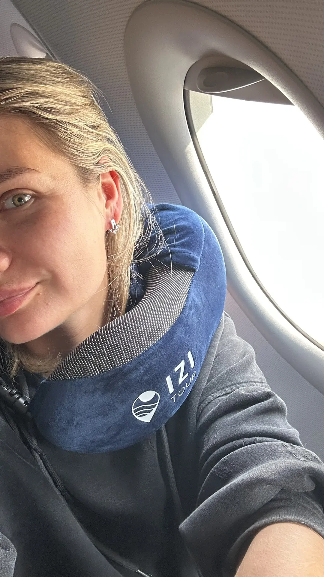 2 часа до аэропорта на автобусе ,2 часа летели до Пекина ,теперь Пекин-Москва ,а там по...