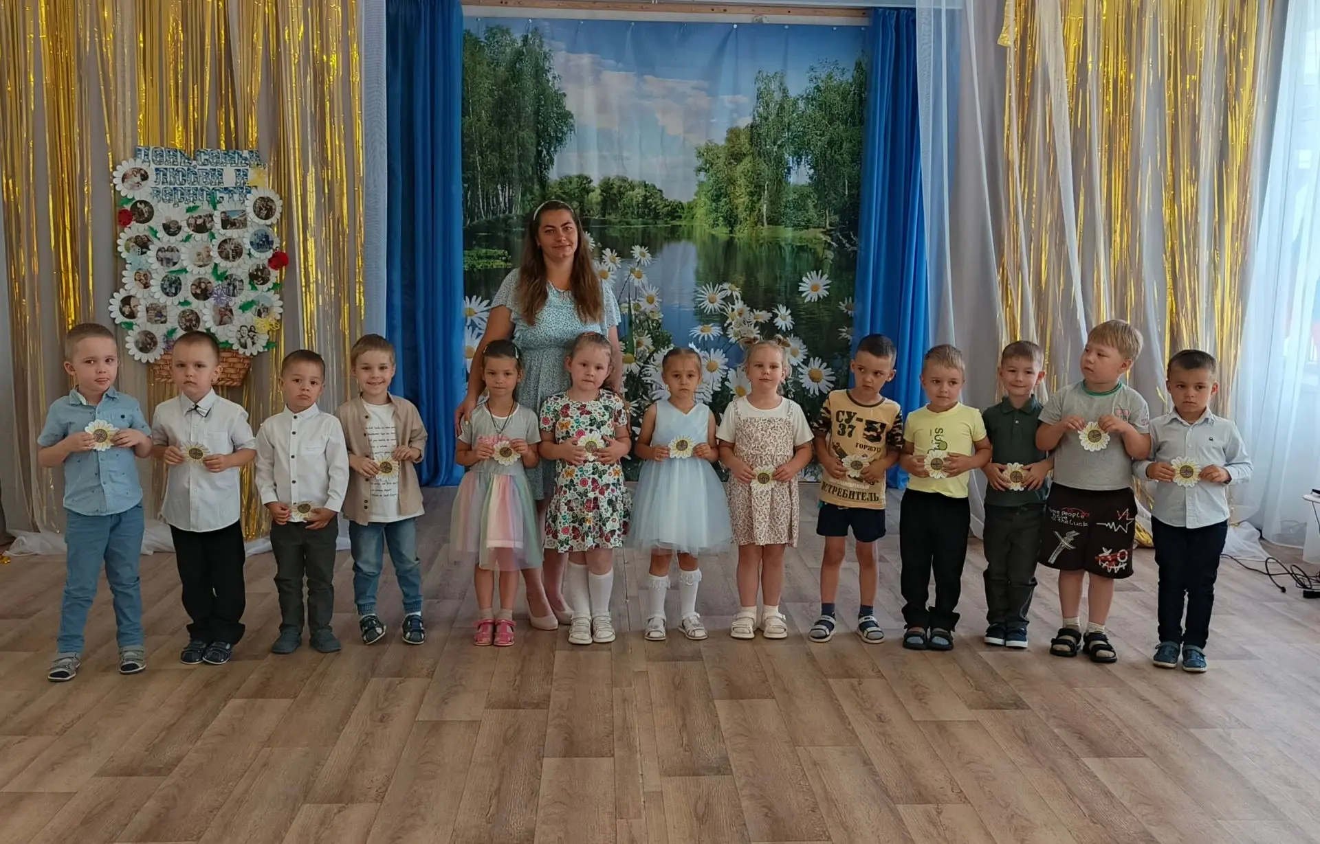 В старшей группе прошёл тёплый и радостный праздник, посвящённый Дню семьи, любви и верности! 🌸

К 