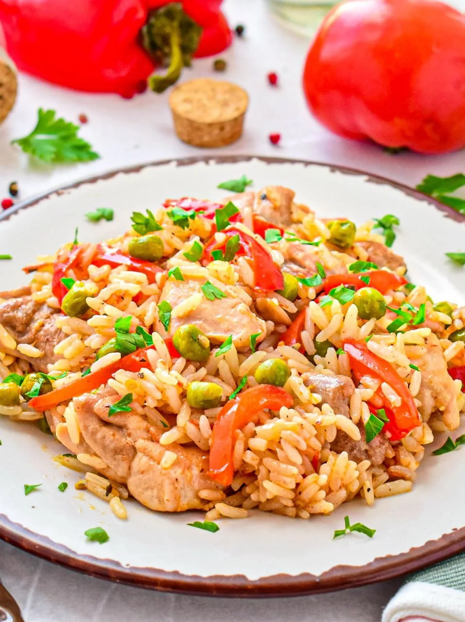 Готовим всё сразу: и сочную курочку, и рассыпчатый рис. Добавляем побольше овощей – и вот вам душевн