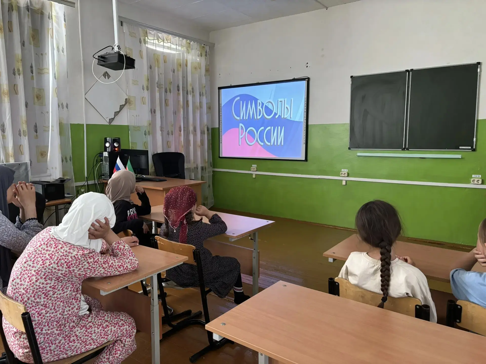 В пришкольном лагере «Кояшкай» прошли мероприятия, посвящённые Дню России.

Ребята посмотрели видео 