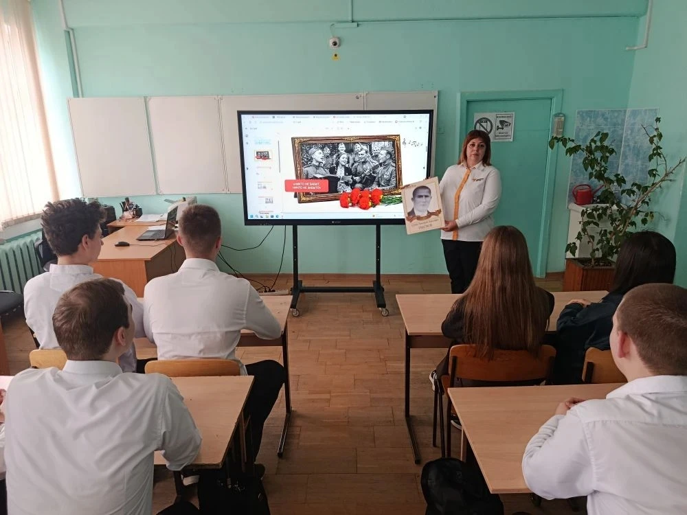 🇷🇺РАЗГОВОРЫ О ВАЖНОМ🇷🇺   Утро 4 мая 2026 года в нашей школе началось с торжественной линейки, поднят
