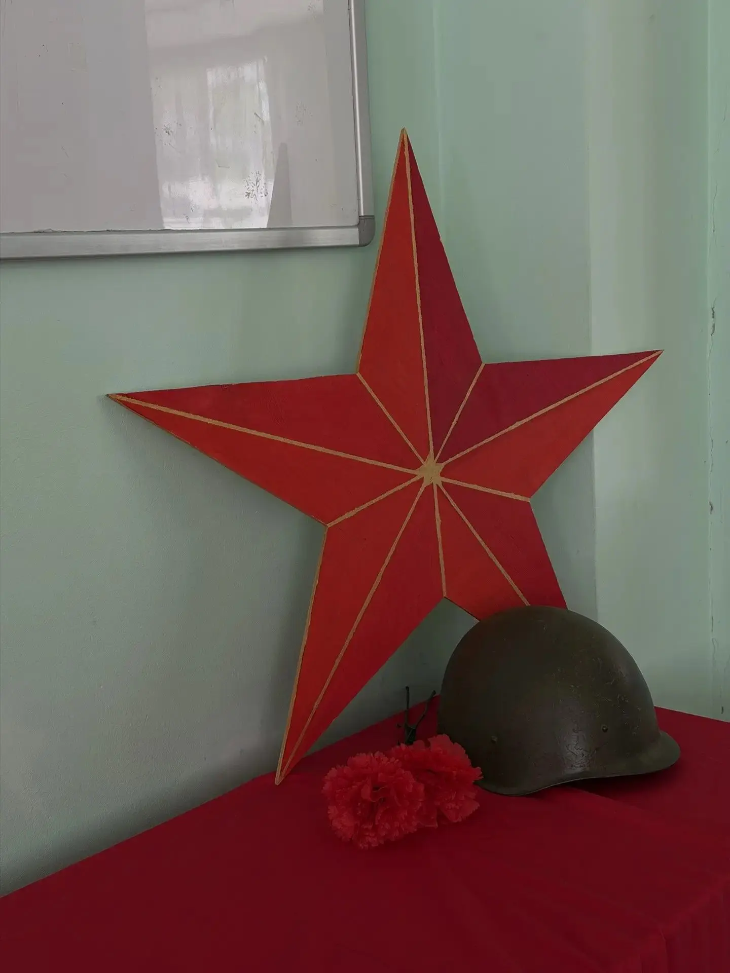 🎖 Уголок памяти ко Дню Победы: помним и гордимся! 🎖    Ученики 5 «Г» класса вместе с классным руково