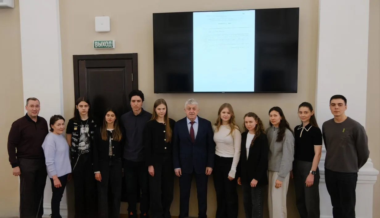 Дорогие друзья, добрый вечер.  Сегодня в нашем прекрасном зале заседаний состоялось ежемесячное засе