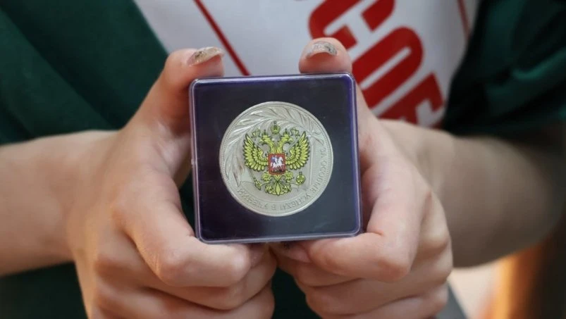 🎓Выпускники-медалисты Уссурийска получат по 100 и 50 тысяч рублей  На заседании Думы Уссурийского го