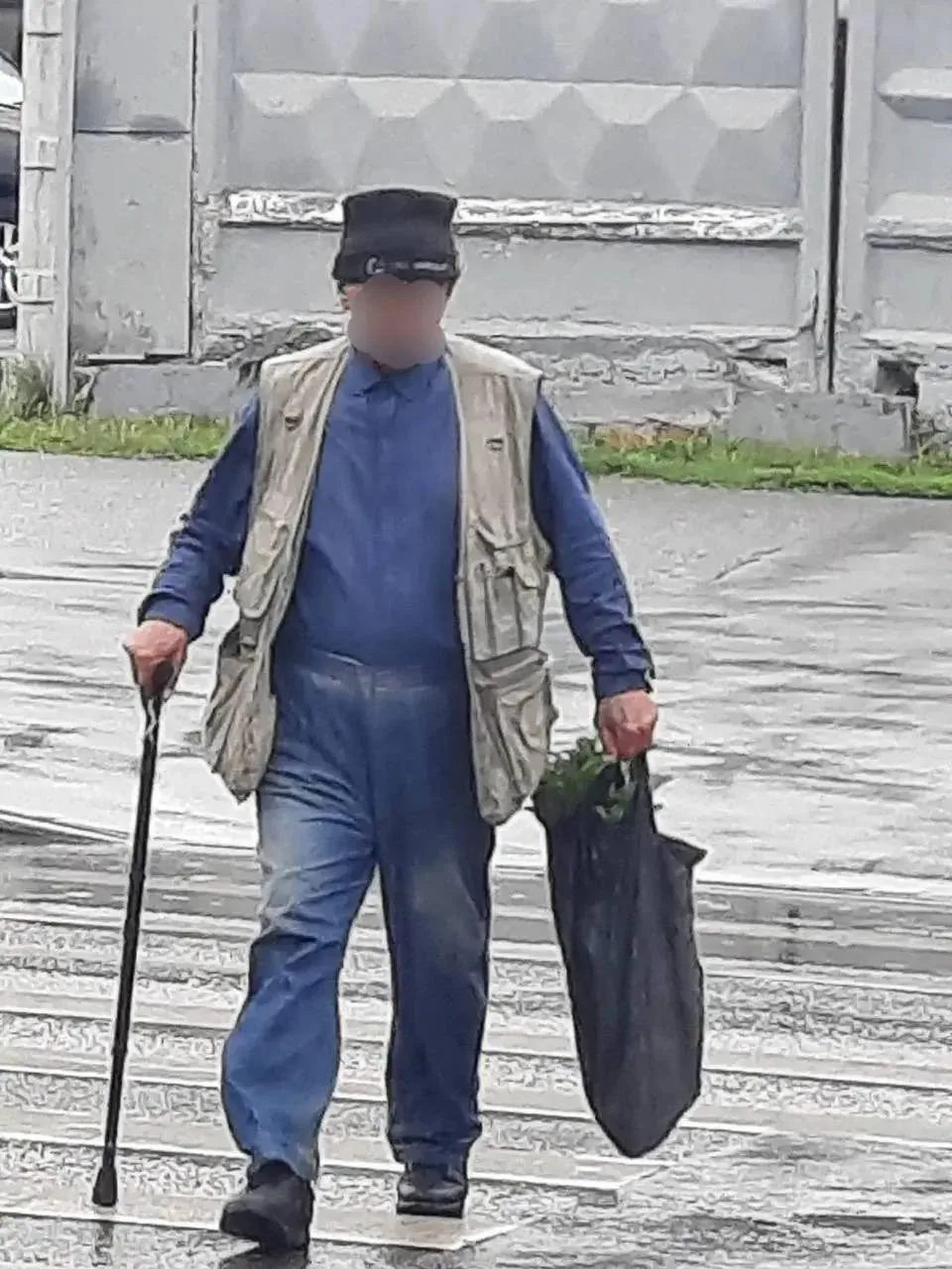 🥲Заметили⁠ романтика за клумбами