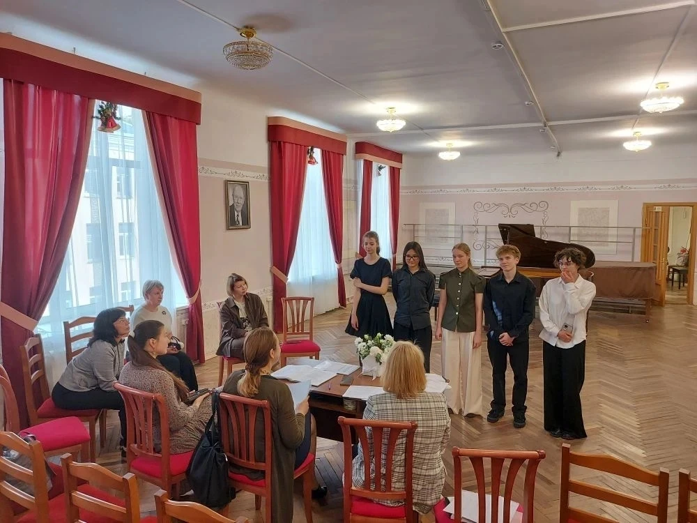 Продолжаем знакомить вас с выпускниками этого года.
Выпускной фортепианного отдела прошел 25 мая.
В 